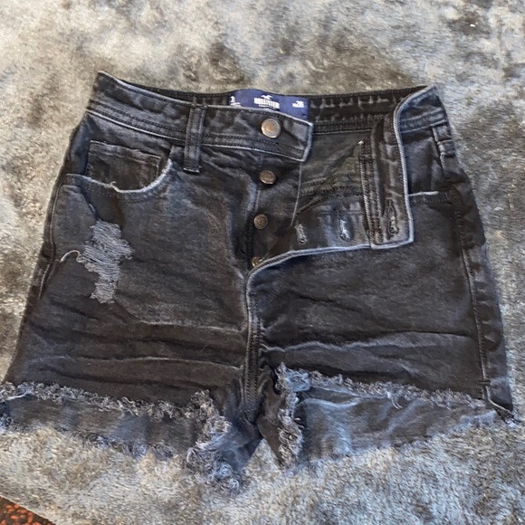 🖤Hollister | Ultra High Rise Mom Distressed Denim Short | Size: 3 (w26) - Picture 2 of 5
